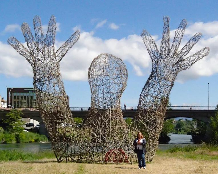 Tracy and Kiara in front of Marc Walter's "Land Art" Sculpture "L'embrassade" ("The Hug")