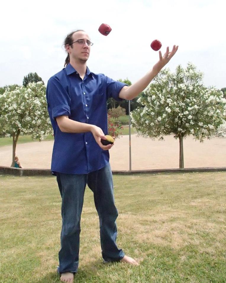 Adam juggling for the crowd while waiting for the fireworks