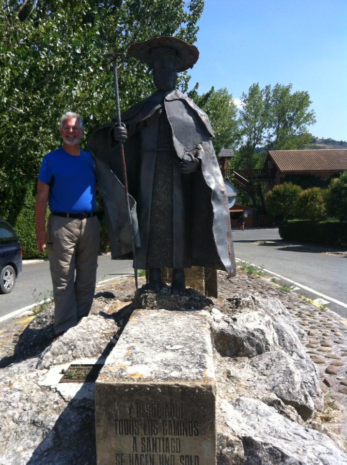 Alan with the peregrino sculpture at the entrance to the Hotel Jakue in Puenta la Reina