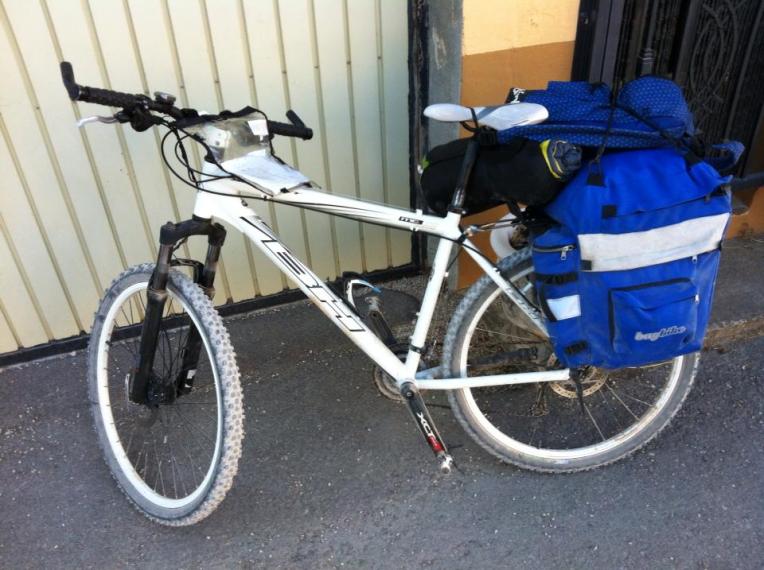 After 20 kilometers, this looks inviting -- a "pedal-grinos" gear in Los Arcos