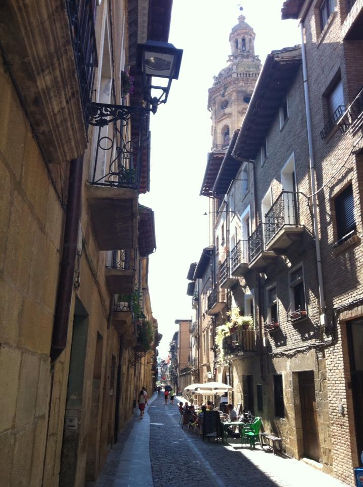The narrow streets of Puenta la Reina