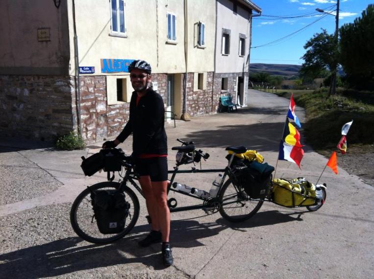 Tandem cyclists with gear, the only ones we saw, in Tosantos