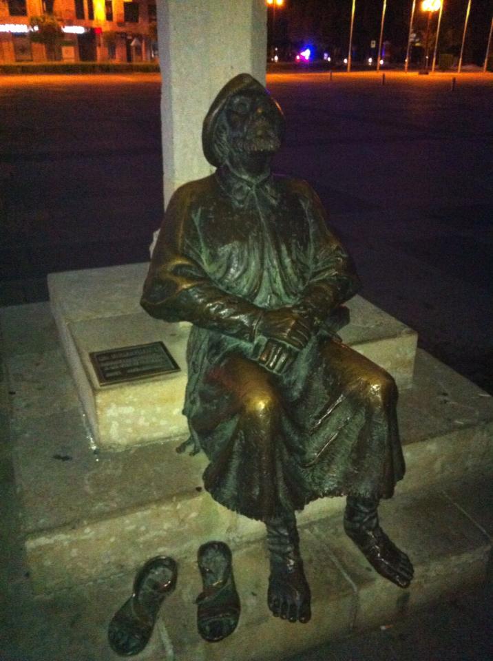 Bronze statue of pilgrim facing the Parador, León
