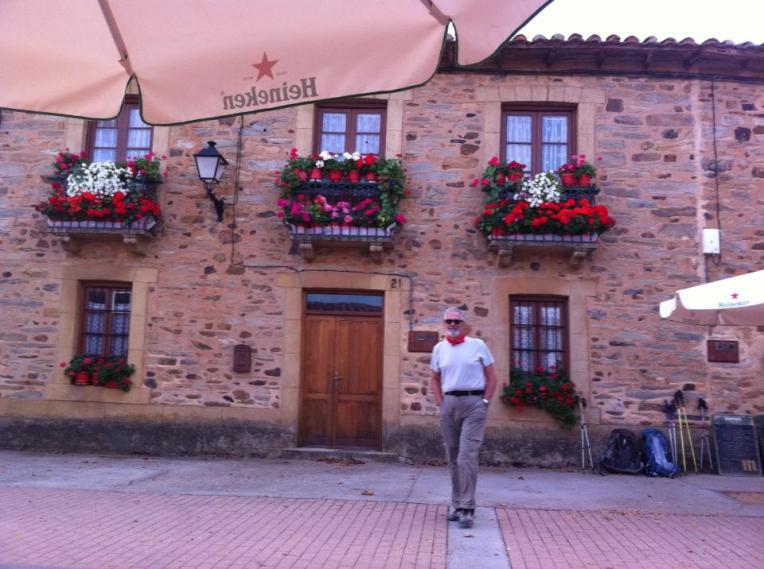 Alan in Murias de Rechivaldo, stopping for coffee