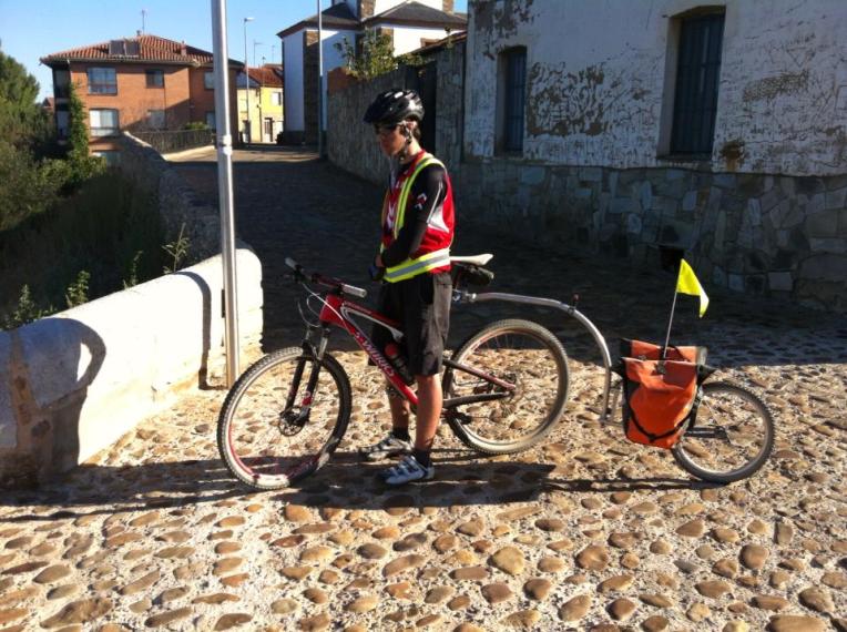 Pedal-grino and trailer, Hospital de Orbigo