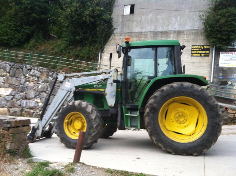 John Deere tractor in Triacastela