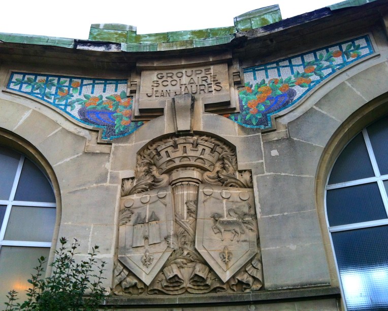 Ecole Primaire Jean Jaurès (Jean Jaurès Primary School) on Boulevard Jean Jaurès.
