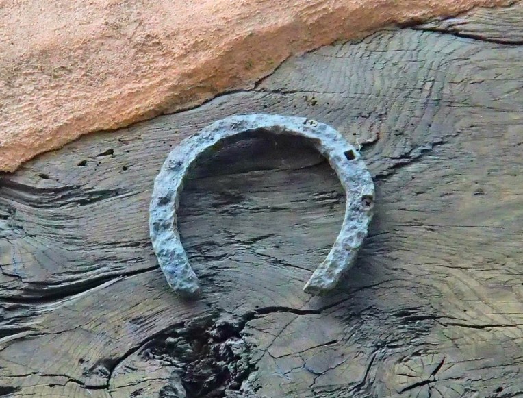 Hand-hammered horseshoe above a garage on the Rue Aimé Ramond. In France horseshoes are hung with the open side down for good luck.