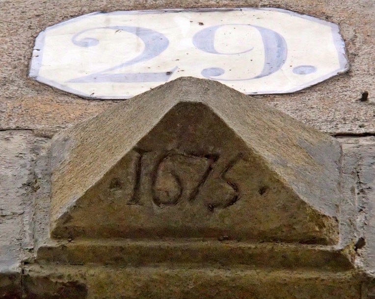 A keystone with the date "1675" on a building neighboring our apartment on the Rue Du Pont Vieux
