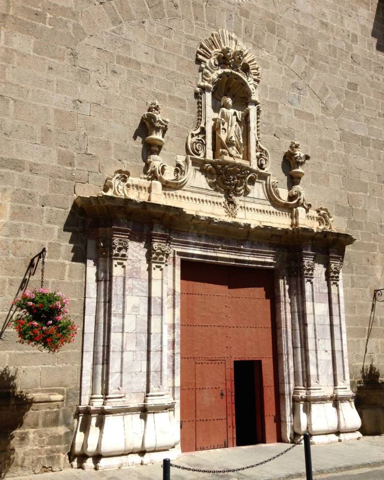 The main doors of the entrance facade.