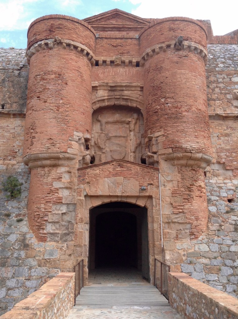 South half-moon towers (10), the former drawbridge (11) has been replaced with a more tourist friendly bridge. Between the two towers is the crest of Aragon. Heavily damaged not much of it remains.