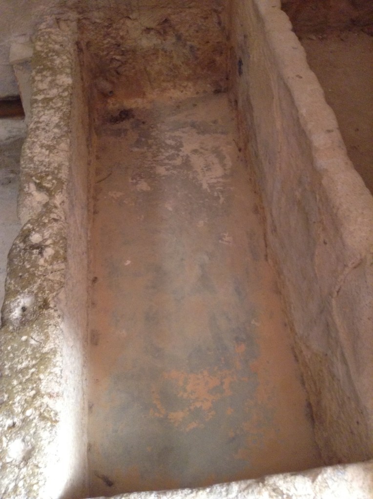 The stone bathtub in the Chamber des Vannes.